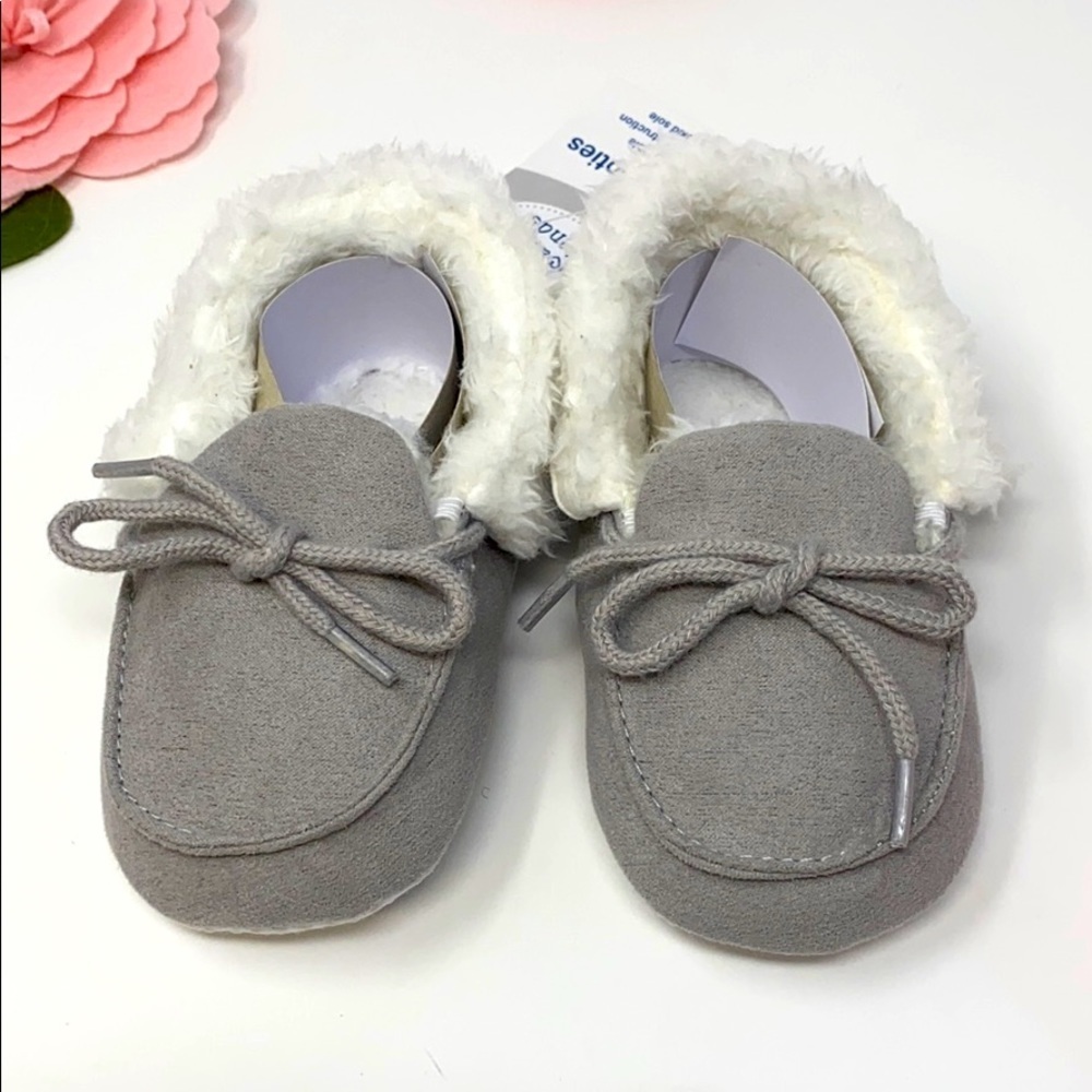 NWT Kids Grey furry slippers w/ties Size: 12-18 m